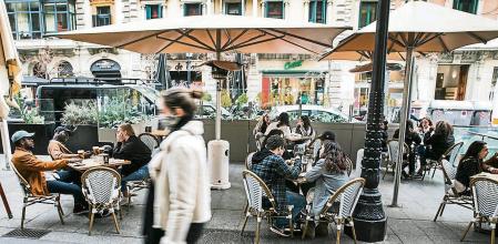 foto XAVIER CERVERA 04/02/2021 Catalunya pasa al confinamiento comarcal, amplía el horario de la restauración y reabre gimnasios EMERGENCIA SANITARIA Las nuevas medidas entrarán en vigor el próximo lunes 8 de febrero y tendrán una vigencia inicial de 14 días en la imagen ,terraza (aire libre) de un bar (y/o restaurante) de rambla catalunya, entre diputacio y la ronda tocando a placa catalunya ,barcelona
