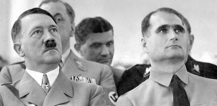 ¿Actuó Hess por su cuenta u obedeciendo 

a Hitler?

Nunca 

Rudolf Hess junto a Hitler en un acto del partido nazi en Múnich