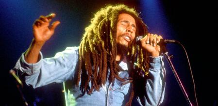 Bob Marley, el rey del reggae en plena actuación