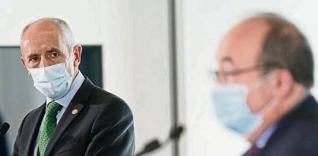 El vicelehendakari y consejero de Seguridad, Josu Erkoreka en rueda de prensa tras la celebración de la Comisión Mixta de Transferencias en el Archivo Histórico de Euskadi, a 10 de mayo de 2021, en Bilbao, Euskadi (España). Durante la reunión se ha formalizado el traspaso a Euskadi de Prisiones. La transferencia de los centros penitenciarios está valorada en 70 millones y unos 700 empleados se integrarán en la Función Pública vasca. En este encuentro, se materializan, además del traspaso de las tres prisiones vascas --las de Zaballa (Álava), Basauri (Bizkaia) y Martutene (Gipuzkoa)--, el transporte por carretera, el edificio Distrito Marítimo de Ondarroa y la gestión del código bibliográfico ISSN. Este acuerdo supondrá la asunción por Euskadi de la competencia exclusiva para la organización, régimen y funcionamiento de las prisiones, después de que, durante más de cuatro décadas, hayan sido el Ministerio del Interior y la Secretaría de Instituciones Penitenciarias los responsables de las tres cárceles. 10 MAYO 2021;ICETA;PRISIONES;EUSKADI;CENTROS PENITENCIARIOS H.Bilbao / Europa Press 10/05/2021