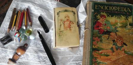 Objetos de la infancia y la etapa escolar.