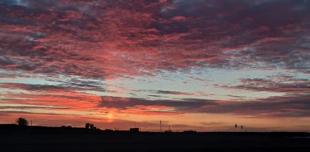 Amanecer con pilar solar visto desde la playa de Gavà.