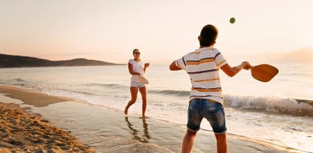 Juegos y accesorios de deporte para pasar el mejor día en la playa con amigos o familia