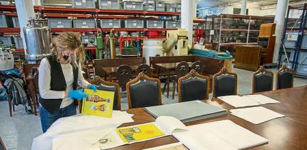 Visita a la fábrica de cervezas Damm donde se realizan vistas guiadas. Carteles originales de principios del siglo pasado de la marca de cerveza