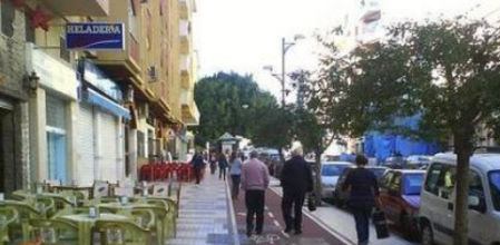 En la imagen se aprecia que las terrazas de los bares ocupan gran parte de la acera