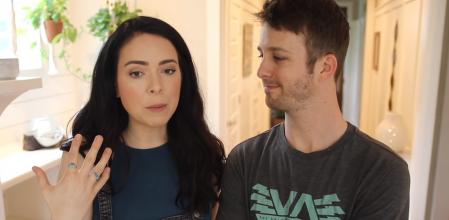 La pareja compartió la noticia con sus seguidores a través de su canal de YouTube.