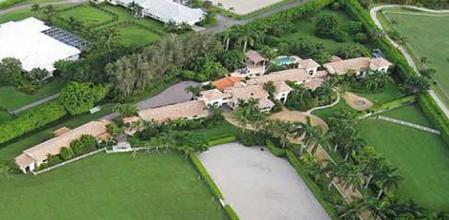 Vista aérea de su mansión en una comunidad exclusiva de Florida.