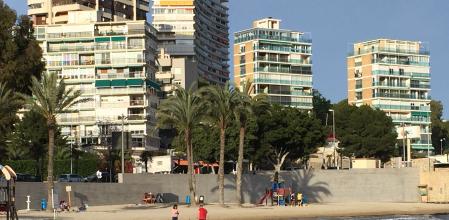 A la izquierda, frente a la playa de la Albufereta, el edificio Ulises, última morada de Pancho Cossío.