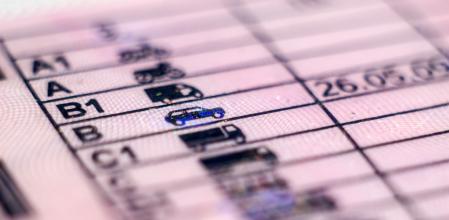 El permiso de conducir es uno de los documentos que debes llevar obligatoriamente contigo cuando te pones al volante&nbsp;