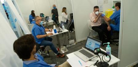 Personal sanitario vacunando a ciudadanos en la Fira de Barcelona