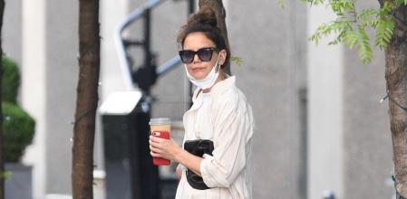 Katie Holmes con su estilismo relajado en Nueva York