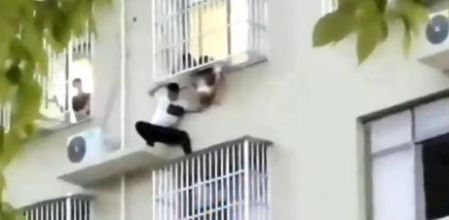 La arriesgada maniobra de un vecino de Hunan para salvar a una niña de dos años