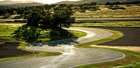 La ubicación del trazado de 5,4 kilómetros en pleno encinar, rodeado de montes y naturaleza lo dotan de una privacidad muy apreciada por VIPS y probadores de vehículos (ARR)