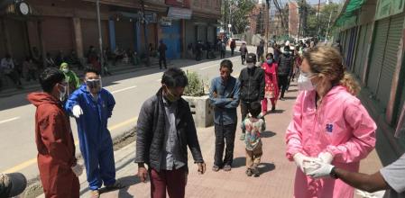 Un momento del reparto de la comida este domingo, en Katmandú