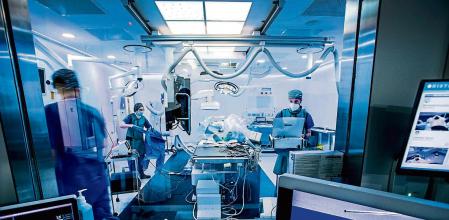 foto XAVIER CERVERA 14/04/2021 (quirofano nuevo) nueva sala de hemodinámica intervencionista en hospital Sant Pau ,Guinardo. Es una inversión bestia (1,4 millones de euros el quirofano) en tecnificación y control remoto de pacientes con marcapasos (el q muestra fisicamente y senala el cardiologo solo pesa 2 gramos, inalambrico) y desfribiladores (se muestra uno de los 90 grande ,pesado y con cables). Al frente el doctor Xavier Viñolas Prat ,cardiologo (experto en Arritmia Desfibrilador interno Estudio electrofisiológico Marcapasos Mesa basculante Muerte súbita ;Es uno de los mejores cardiólogos en arritmias y electrofisiología. Actualmente, es el responsable de la Unidad de Arritmias en el Hospital de Sant Pau y en el Hospital Quirón de Barcelona. Su prestigio le ha llevado a ser presidente del Comité de Acreditación en Electrofisiología de la Sección de Arritmias de la Sociedad Española de Cardiología y Presidente de la Societat Catalana de Cardiologia)