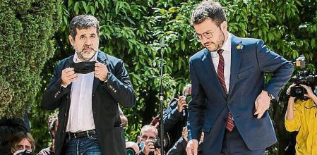 foto XAVIER CERVERA 17/05/2021 ERC y Junts crean un espacio de coordinación y consenso para la estrategia independentista LA NUEVA LEGISLATURA CATALANA Ambas formaciones se comprometen a reformular el Consell per la República, que no asumirá el liderazgo de la hoja de ruta soberanista | Sànchez garantiza el apoyo a Aragonès aunque las bases no avalen el pacto Poco más de tres meses han tardado Esquerra y Junts per Catalunya para ponerse de acuerdo. Las negociaciones se han desatascado finalmente este fin de semana tras dos reuniones entre el candidato a la presidencia de la Generalitat y coordinador nacional de los republicanos, Pere Aragonès, y el secretario general de JxCat, Jordi Sànchez, que tenía un permiso penitenciario. Durante las conversaciones, los dos dirigentes han dejado para más adelante la estrategia independentista y el Consell per la República -cuestiones que tensionaron el diálogo hasta el punto de romperlo- pero se ha llegado a un compromiso para crear un nuevo espacio de coordinación y dirección estratégica que conformarán las dos formaciones independentistas mayoritarias junto a la CUP, Òmnium Cultural y la Assemblea Nacional Catalana (ANC). Mientras funcione este nuevo organismo, se reformará el Consell per la República, que finalmente no asumirá la dirección y el liderazgo en este sentido, tal y como avanzó este diario.