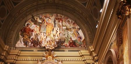 Retrato del altar y las pinturas de Olbiol en el interior de la iglesia de Sant Vicenç de Sarrià.
