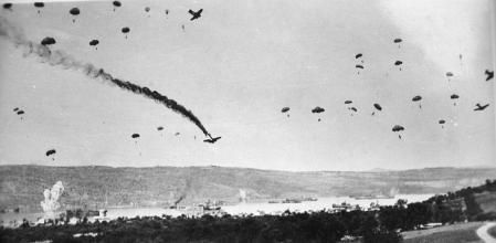 Paracaidistas alemanes durante su lanzamiento en Creta, el primer día del asalto.