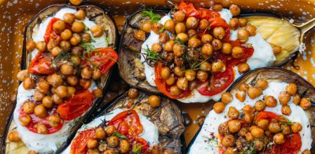 Berenjenas rellenas de tzaziki, tomates confitados y garbanzos horneados