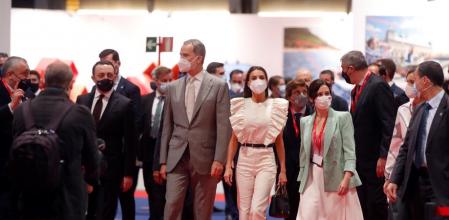 Los reyes junto con la ministra de Industria, Comercio y Turismo, Reyes Maroto