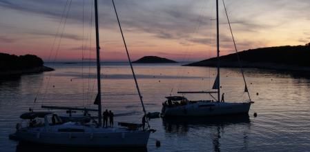 Veleros en la costa de Dalmacia al anochecer