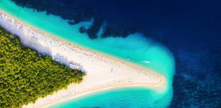 Vista aérea de las aguas transparentes de la isla de Brac