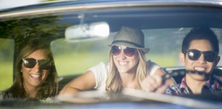 Las personas no convivientes esperan poder repetir imágenes como esta cuando viajen juntas en coche&nbsp;