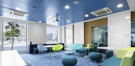 Sala de creatividad en Bayer con mobiliario flexible y muros con pizarra blanca