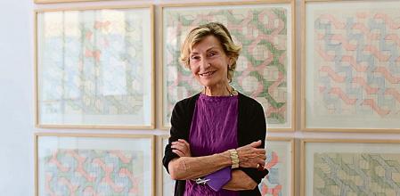 Soledad Sevilla, ante una de las obras que expone en Ana Mas Poject