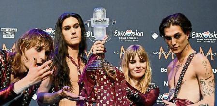 Maneskin of Italy pose with the trophy following a news conference after winning the 2021 Eurovision Song Contest, in Rotterdam, Netherlands, May 23, 2021. REUTERS/Piroschka van de Wouw TPX IMAGES OF THE DAY