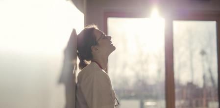 Female doctor standing by wall mujer doctora