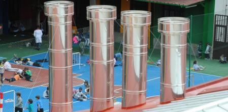 Las cuatro chimeneas de la dark kitchen de Alejandro Ferrant. De fondo, el patio del colegio Miguel de Unamuno