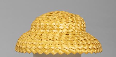 Modelo 57, febrero de 1961
Cloche bombée satin abeille
Sombrero: hojas vegetales trenzadas
Etiqueta «EISA», Madrid
Donación Anna M. Torre de Gili, 1988. MDB 13.686