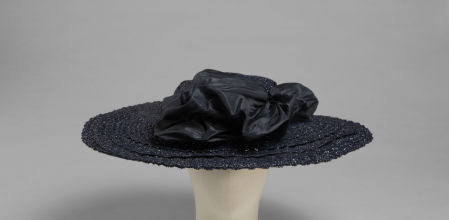 Pamela relevée, 1945-1948
Celofán trenzado y faja de faya de seda
Etiqueta «EISA», Madrid
Donación Asociación Española de Productoras