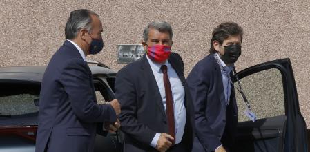 Joan Laporta llegando al Camp Nou acompañado del vicepresidente deportivo Rafael Yuste y del director de fútbol Mateu Alemany