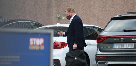 Ronald Koeman abandonando las instalaciones del Camp Nou