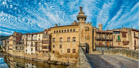 REPORTAJE DE MARIO SASOT PARA CULTURA SOBRE TERUEL EXISTE Stone Bridge over Matarranya river in Valderrobres, Teruel, Spain.