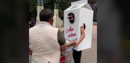 Un músico disfrazado de cartón de leche es agredido por unos agentes en este vídeo viral