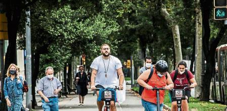 16 - 07 - 2020 / Barcelona / Cachibaches y trastos en la calzada - reportaje Luis Benvenuty / Foto: Llibert Teixidó Cruze diagonal girona donde todo se mezcla Hola companys, Esta es la orden de foto más larga q he hecho, pero espero q sirva para ahorrar trabajo Vamos a hacer un reportaje sobre cómo las nuevas políticas de movilidad están llenando las calles de todo tipo de cachivaches, tantos que muchos peatones, ciclistas y conductores no tienen muy claro por donde deben ir. Vamos a hacer dos páginas. La idea es tener una foto potente para abrir el vivir a cinco columnas y en la 2 poner muchas fotos. Cuatro, cinco, seis… depende, quizás incluso podamos morder algo d la página 3. Dibujaré las páginas cuando las tengamos las fotos y así destacar las mejores. Después d 3 buenos paseos os paso aquí toda una serie de indicaciones para que podáis ir directamente a los sitios. Cuantas más localizaciones tengamos mejor, así se verá q hablamos d toda la ciudad. Vamos muy a saco, así que cualquier contribución q podáis hacer como ciudadanos iracundos y hartos será bienvenida. RECORDAD, ANTE LA DUDA ¡LLAMAD! Es más, llamad, hablando 5 minutos ahorraremos mucho trabajo. Escenarios prioritarios (bosque de sevillanas en Balmes con pelai, cruce de carriles bici diagonal con Girona, via laietana, nuevas aceras consell de cent, Girona, rocafort) 1-Calle Girona, a la altura d la Gran Via arranca la ampliación de las aceras en dirección montaña. -la gente utiliza muy poco las nuevas aceras porque los COCHES PASAN JUSTO AL LADO. -en algunos tramos hay unos grandes BANCOS DE PIEDRA para reforzar la seguridad. En esos bancos se sienta muy poca gente xq a nadie le apetece sentarse junto a coches circulando. Son zona de descanso de REPARTIDORES DE GLOVO. -cuando no hay bancos las furgonetas aprovechan la nueva acera para la CARGA Y DESCARGA. El camión de mantenimiento de bicing tb acostumbra a circular x estas nuevas aceras. -en cada chaflán el paso queda interrumpido por NEW JERSEYS (barreras de