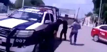 Un hombre propina una paliza a dos policías que querían multarlo&nbsp;