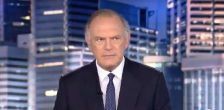 Pillan a Pedro Piqueras con el micro abierto tras un vídeo de Vox y se desata la polémica