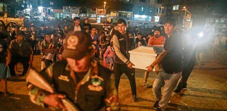 AME652. SAN MIGUEL DEL ESTE (PERÚ), 26/05/2021.- Varias personas cargan un ataúd durante un velorio en la madrugada de este miércoles para recordar las víctimas que murieron durante un ataque del grupo terrorista Sendero Luminoso el pasado lunes, en San Miguel del Este (Perú). Las autoridades peruanas reportaron el pasado lunes que entre 14 y 18 personas murieron en un atentado cometido por Sendero Luminoso en una zona de la provincia de Satipo que forma parte del selvático Valle de los ríos Apurímac, Ene y Mantaro (VRAEM), por donde se desplazan remanentes terroristas en alianza con el narcotráfico. EFE/ Stringer