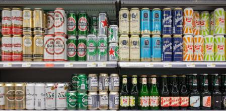 Varias marcas de cerveza expuestas en las estanterías de un supermercado