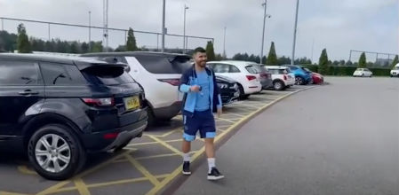 El futbolista Kun Agüero muestra las llaves del Range Rover Evoque que ha entregado en el parking del club al utillero del Manchester City afortunado en el sorteo