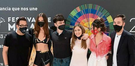 MÁLAGA, 03/06/2021.- (De izq a dcha) El productor José Ramón del Río, los actores Maria Hervás, Álex Monner, Maria Salas, y Carolina Yuste, y el productor Kiko Martínez posan este jueves en el hotel Miramar de Málaga durante la presentación de la película 