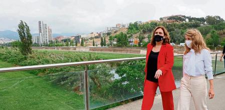 GRAFCAT4164. BARCELONA (ESPAÑA), 02/06/2021.- ATENCIÓN AMPLIACIÓN PIE DE FOTO CORRIGE CIUDAD.- La vicepresidenta tercera y ministra de Trabajo, Yolanda Díaz, y la alcaldesa de Barcelona, Ada Colau (i), durante una visita al barrio del Bon Pastor de Barcelona, cerca del río Besòs donde han coincidido este miércoles en que es 