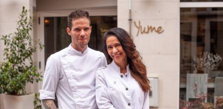 Iratxe Miranda y Adrián San Julián frente a su restaurante Yume
