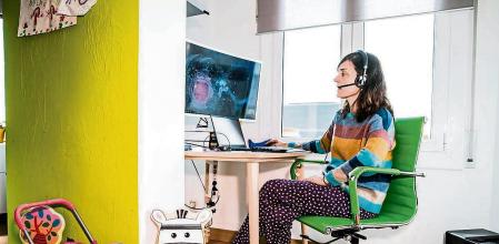 foto XAVIER CERVERA 12/04/2021 tras muchos meses d pandemia por coronavirus el reencuentro -tras el teletrabajo- en la oficina sera mas presente, aunque todavia hay trabajadores y trabajadoras q prefieren evitar riesgos (esperando a estar vacunados /as) y seguir teletrabajando, solos o solas (aislados fisicamente pero conectados digitalmente) en casa, compartiendo espacio en el salon con elementos infantiles d hijos hijas (dibujos, sillitas, juguetes,..) ; lo unico q les queda en el espacio laboral de la oficina es la tipica foto de familia con la pareja, y las hermanas hijas (como es el caso d esta mujer biologa)