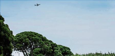 Foto XAVIER CERVERA 05/06/2021 terrenos (mayoritariamente agricolas) que AENA pretende compensar con la ampliación de la pista (lado mar) del aeropuerto d Barcelona en El Prat d Llobregat, ubicados principalmente en el municipio d Viladecans, a l ado y lado de la C-31 a l altura del cami del mar