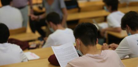 Estudiantes en la Facultad de Ciencias Económicas y Empresariales realizan un examen
